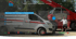 Weißer Transporter und roter Teleskoplader mit Mann, "KH Holzbau" und "Zimmerei KH-Holzbau in Heidenheim"