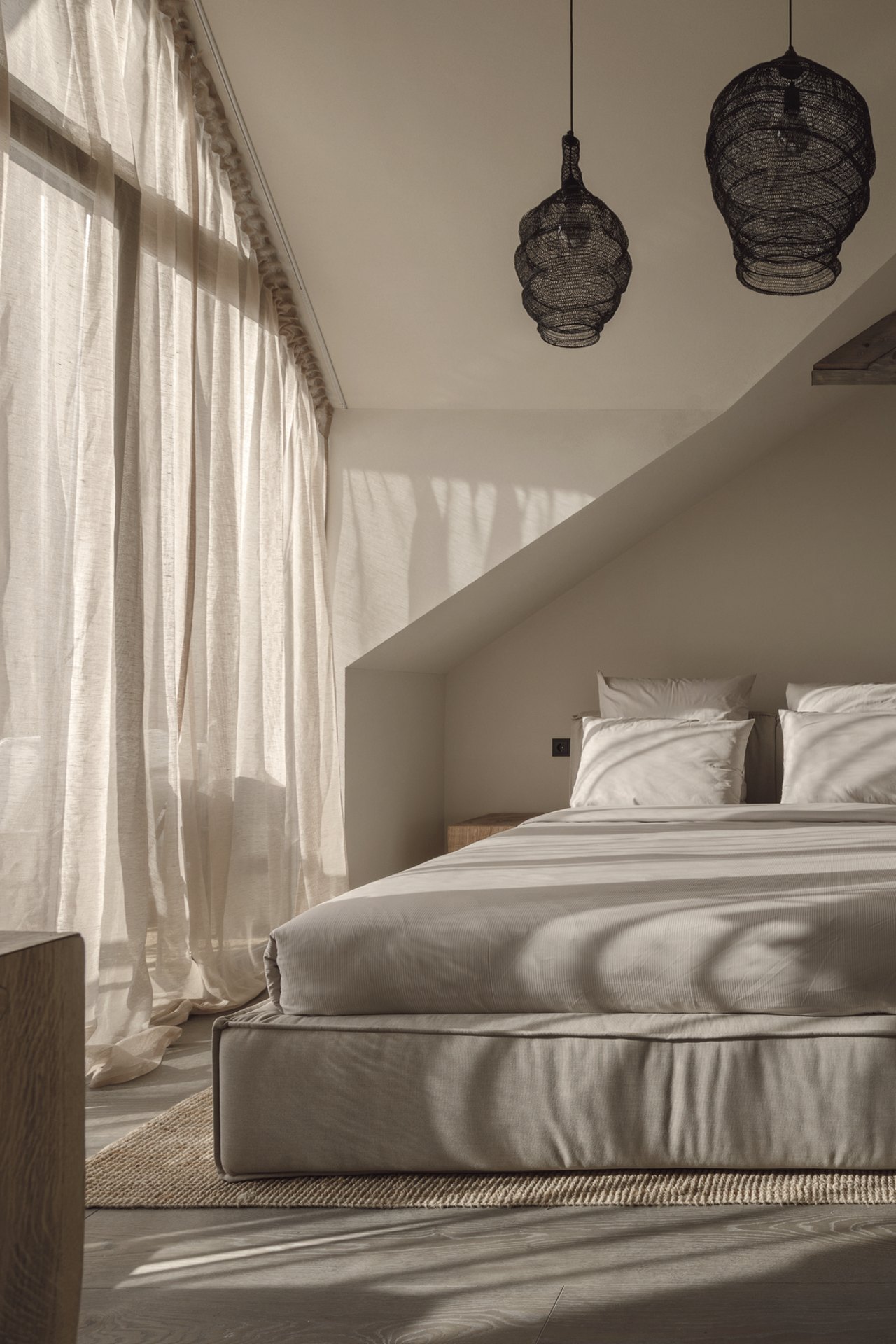 Schlafzimmer mit Lehmwand