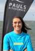 Kitelehrer Tom mit breitem Lächeln vor dem Meer bei Pauls Kiteschule in Brouwersdam