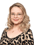 Junge Frau mit blonden Haaren, Brille und Leopardenmuster-Oberteil lächelt in die Kamera.