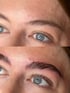 Augenbrauen einer Person vor (oben) und nach (unten) einem Lifting-Verfahren, die Augen sind blau.