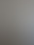 Moderner Flur einer Praxis mit dunklem Laminatboden, weißen Wänden und blauen Piktogrammen für WC und Barrierefreiheit.