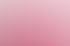 Zwei lächelnde Frauen in pinkfarbenen Poloshirts und Brillen, die eine Hand auf der Schulter der anderen.