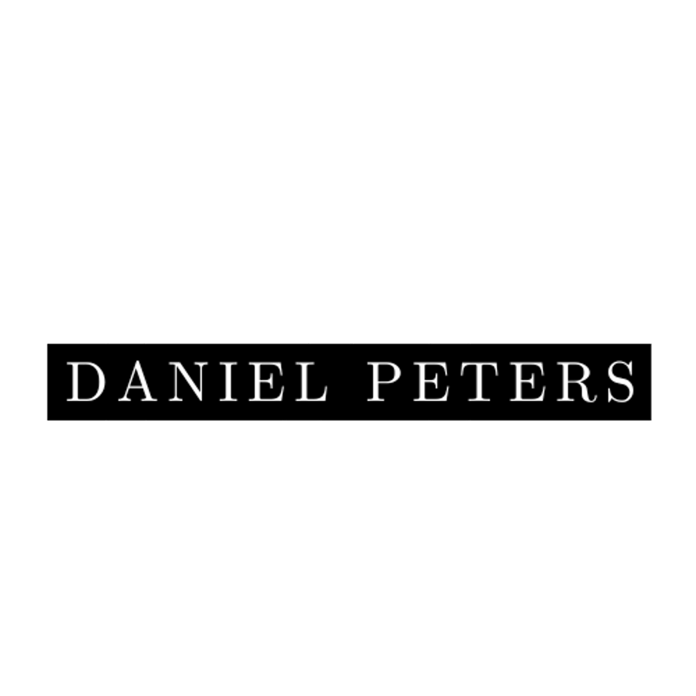Große weiße Buchstaben "DP" mit "DANIEL PETERS" in einem schwarzen Balken überlappend, auf grünem Hintergrund.