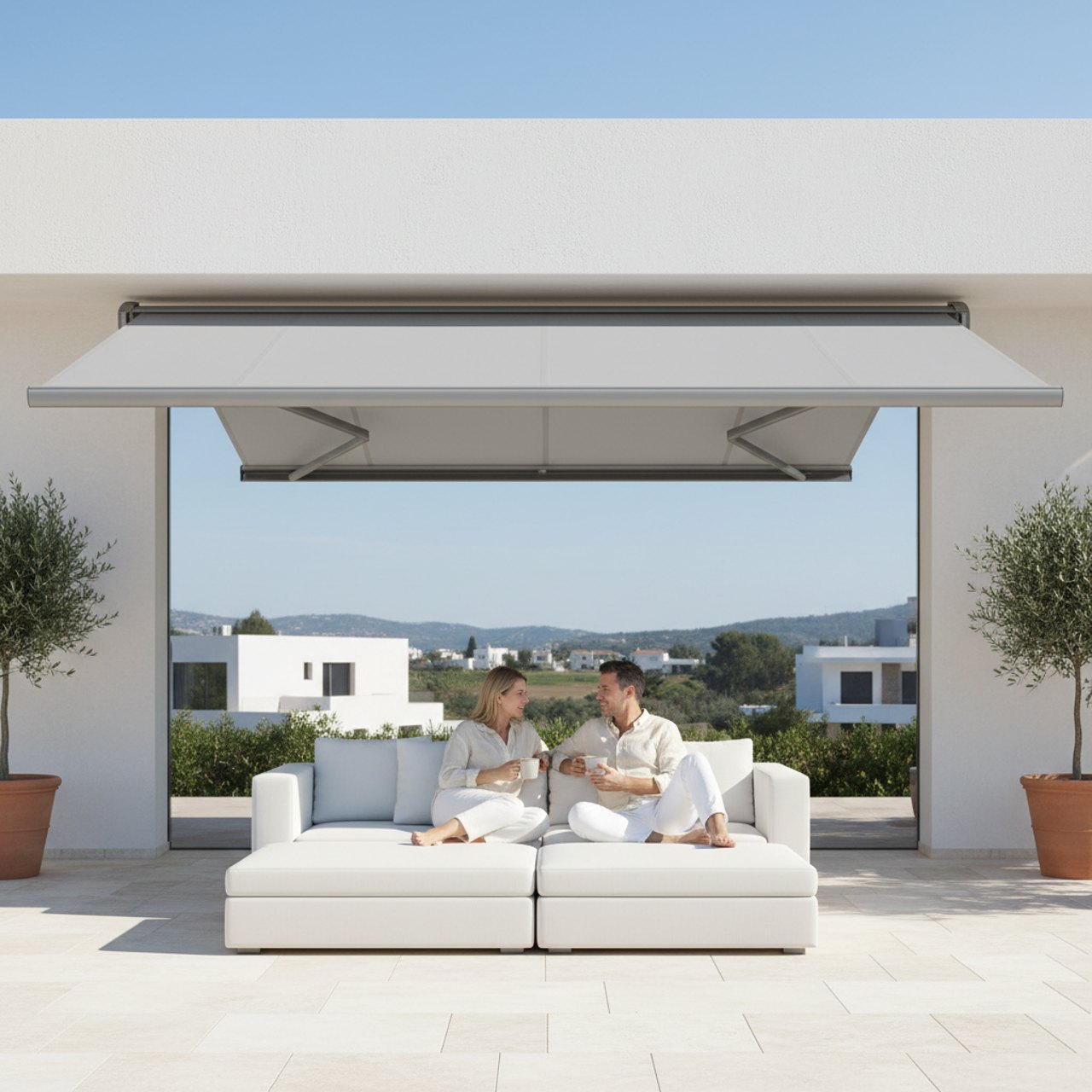 Hülsenmarkise mit wetterschützender Hülle über der Terrasse