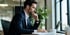 Senior Sales Development Representative im modernen Büro bei der B2B-Terminvereinbarung für IT- und Tech-Unternehmen.