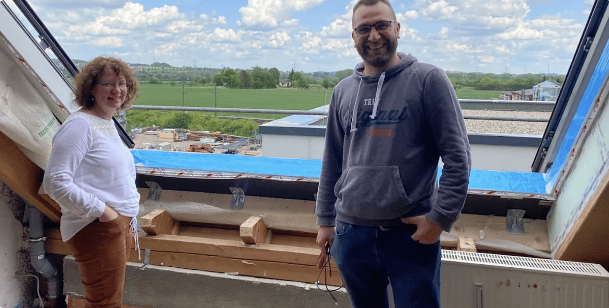 Zufriedene Kunden vor ihrem neuen Dachfenster