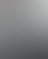 Lächelnder Arzt mit Brille und Stethoskop hält ein anatomisches Herzmodell in einer medizinischen Praxis.