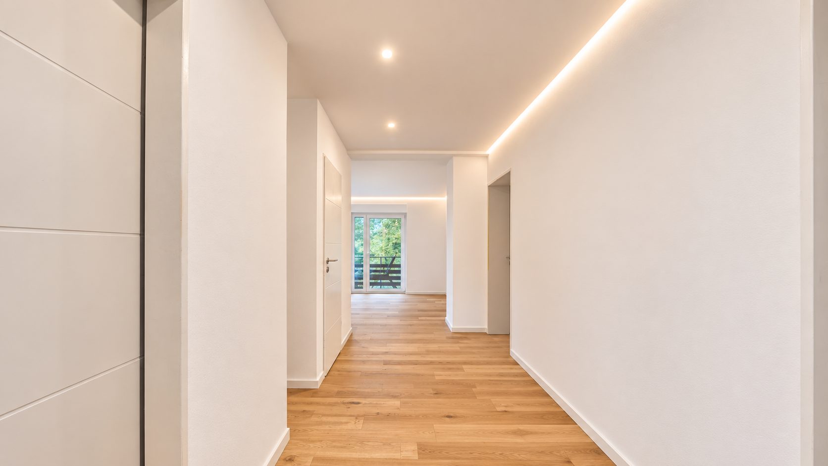 Flur mit indirekter Beleuchtung und Blick durch die Wohnung