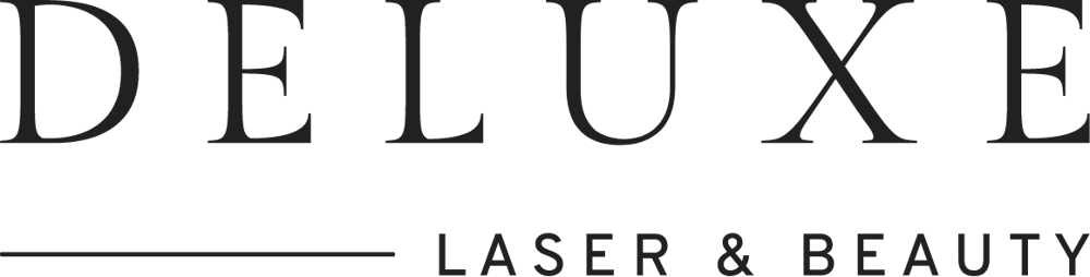 Logo mit dem Text "DELUXE" in großer Schrift und darunter "LASER & BEAUTY", getrennt durch eine Linie.