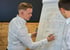 Zwei Berater skizzieren den Aufbau einer Website auf einem Flipchart.