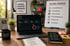 Arbeitsplatz mit Laptop, YouTube-Analytics und einem Whiteboard zur YouTube-Strategie mit Fokus auf Kanalanalyse.