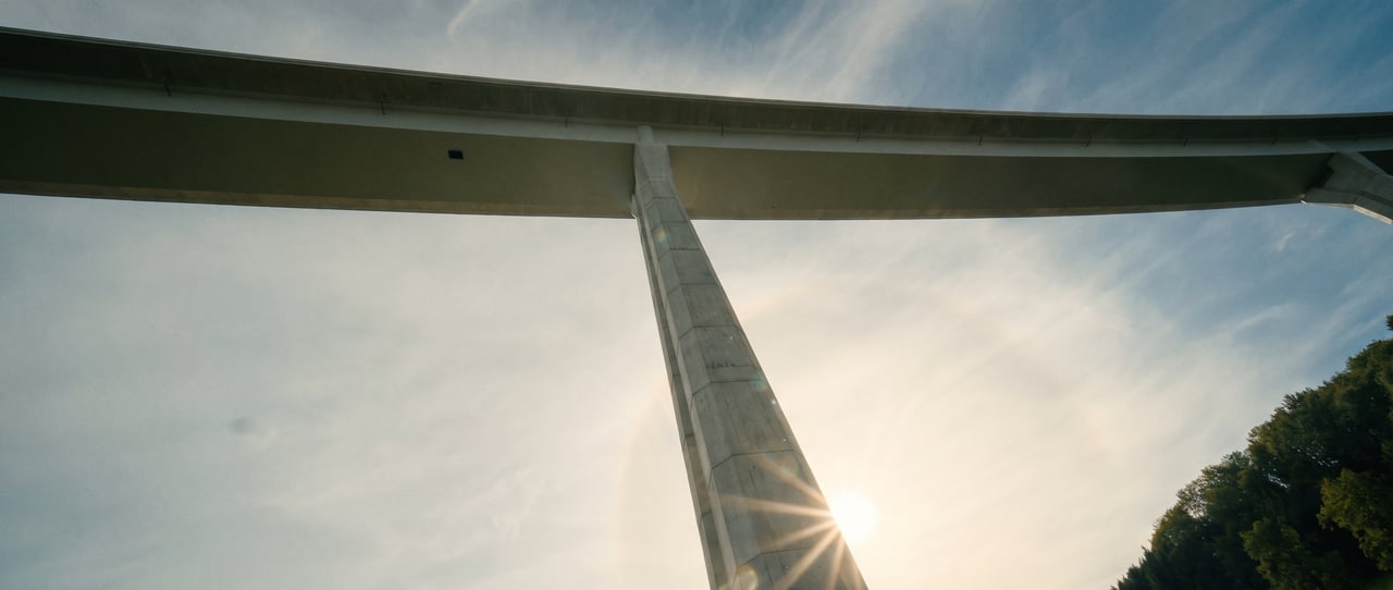 Untersicht der Aftetalbrücke mit Pfeiler im Gegenlicht