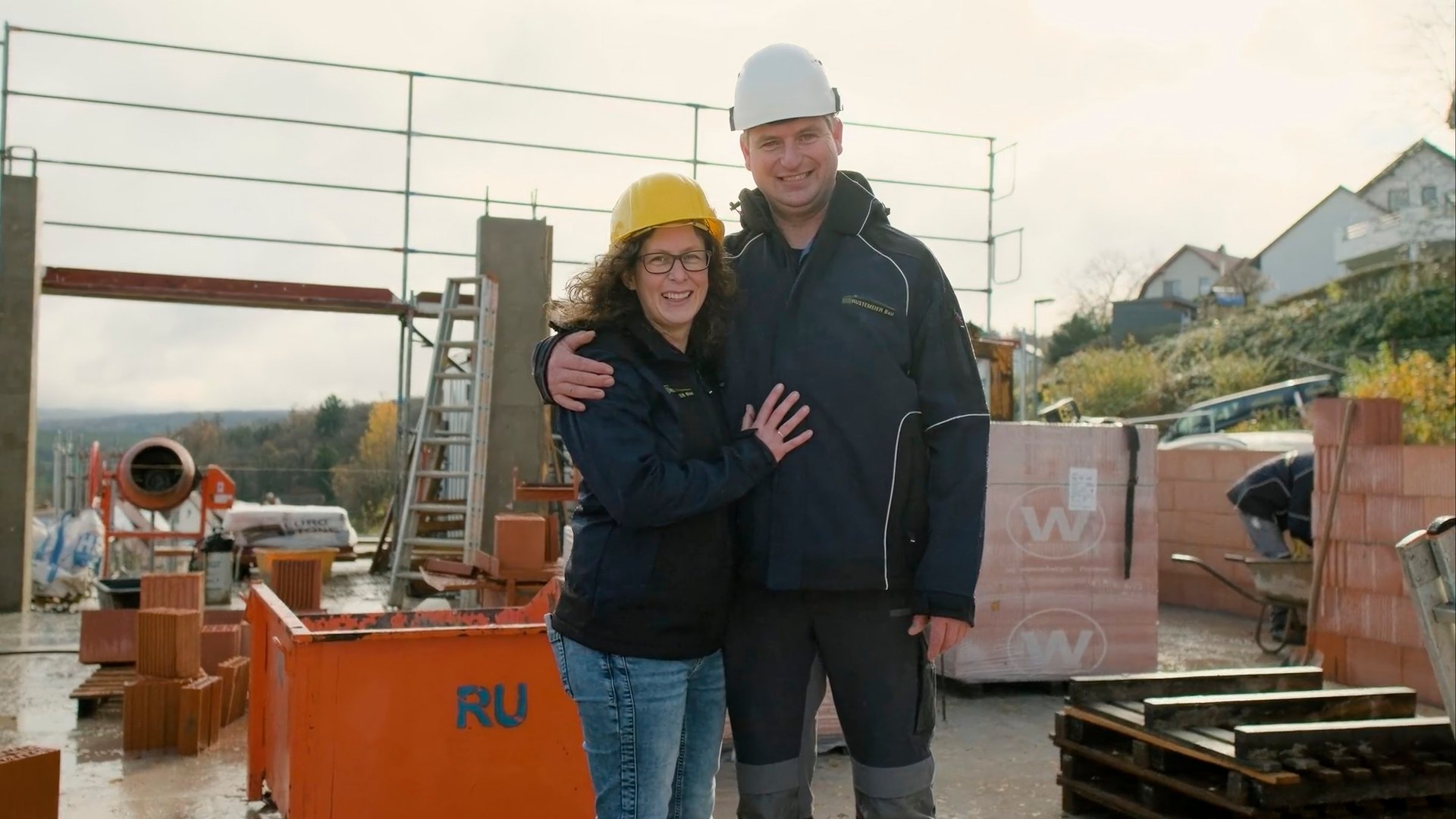 Das Paar hinter Rustemeier Bau mit Schutzhelmen auf einer Baustelle bei Bad Wünnenberg
