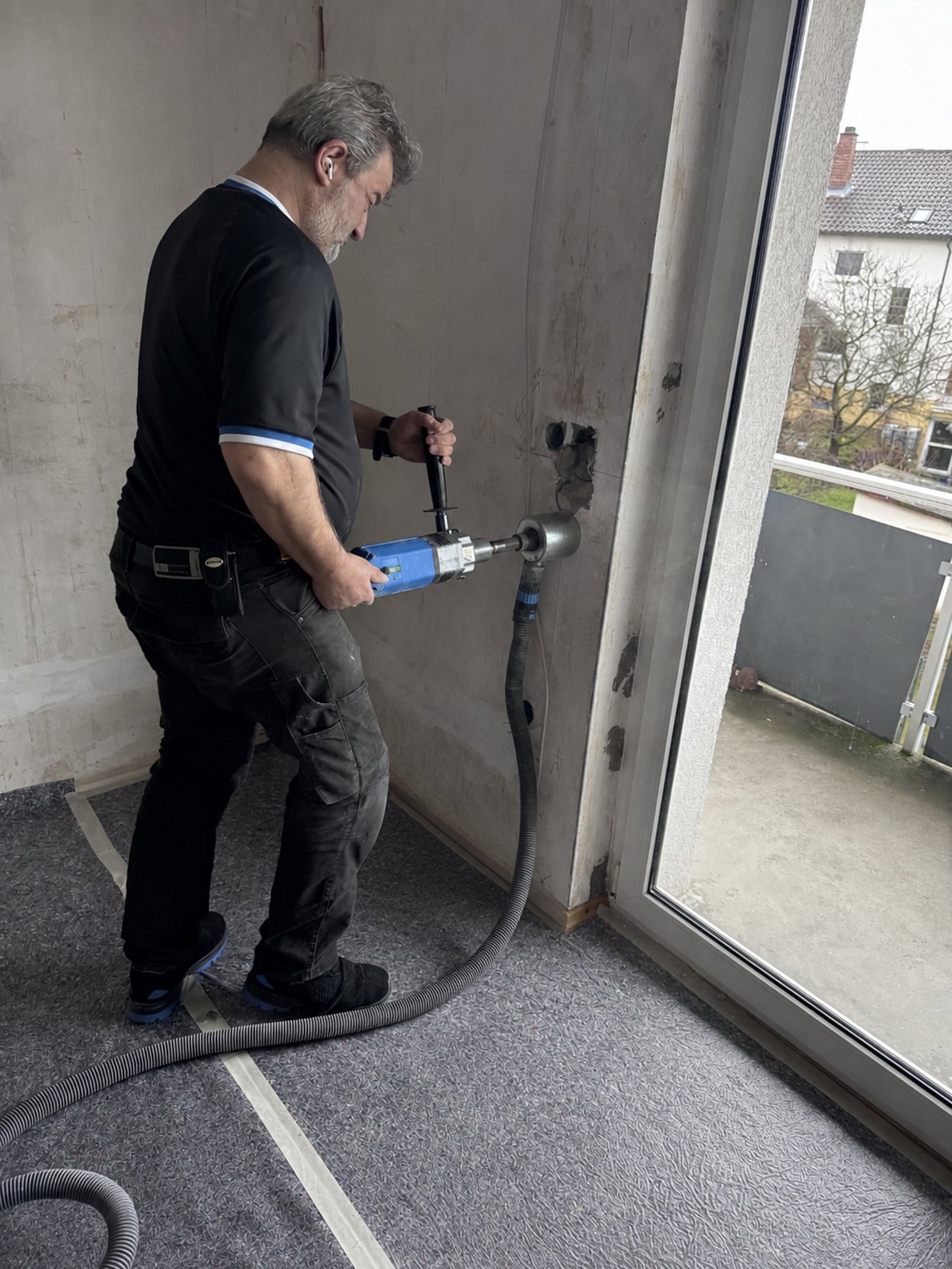 Elektro Hördt bei einer Kernbohrung für neue Leitungen