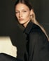 KI-generierte Fotografie im Editorial-Look – minimalistische Komposition mit Kontrast aus Licht und Schatten