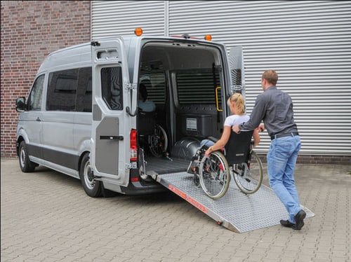 Auffahrrampe am Heck eines umgebauten Fahrzeugs