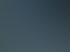 Microsoft-Gebäude mit Logo unter blauem Himmel, umrahmt von grünen Bäumen.