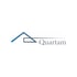 Blaue und graue Dachlinie eines Hauses neben dem grauen Wort „Quartam“.