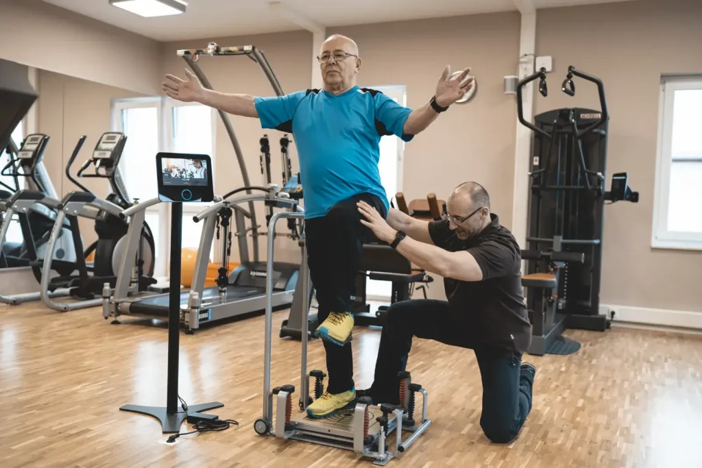Moderner Trainingsbereich mit Milon-Zirkel bei back2Motion in Friedrichshafen
