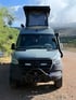 Mercedes Sprinter Campervan mit Aufstelldach am Meer – autarkes Reisemobil für Offroad-Abenteuer und Vanlife in der Natur