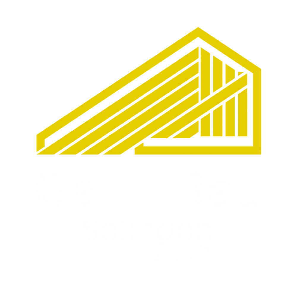 Logo Gall-Bau Solingen: Gelbes stilisiertes Dach über dem weißen Schriftzug "Gall-Bau Solingen" auf dunkelgrünem Grund.