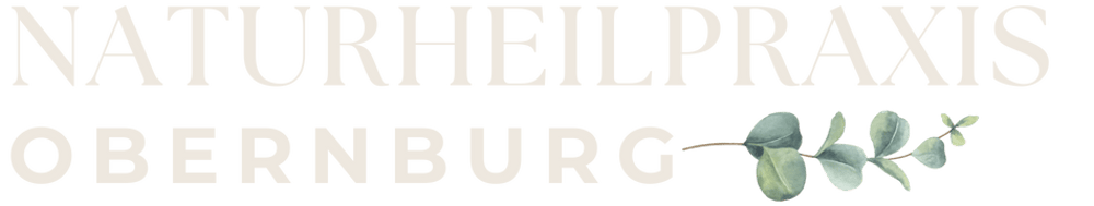 NATURHEILPRAXIS OBERNBURG Textlogo mit Eukalyptuszweig auf grünem Hintergrund.