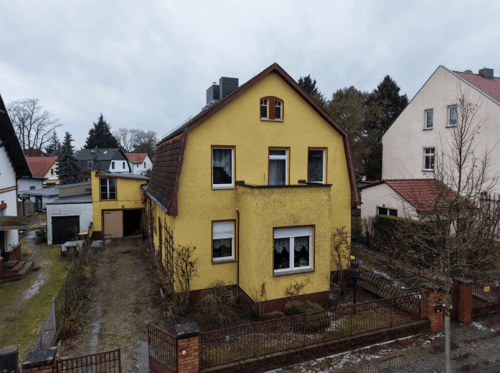 Zweifamilienhaus mit großem Grundstück & Nebengebäuden