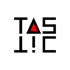 Schwarzes und rotes Logo mit dem Wort "TASTIC", wobei das A ein rotes Dreieck ist und das I ein Ausrufezeichen.
