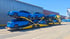 Autotransporter mit auffällig beladenen, blauen Pw.