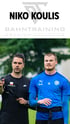 NIKO KOULIS, BAHNTRAINING PREMIUM ATHLETICS. Ein Trainer hält ein Band, das um die Hüfte eines Fußballspielers liegt.