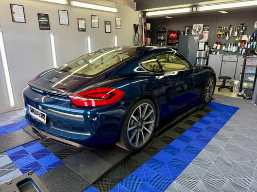 Porsche Cayman in der Werkstatt