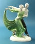 Porzellanfigur eines tanzenden Paares: Frau in grünem Kleid, Mann in weißem Hemd und schwarzer Hose.