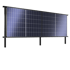 Rechteckige Reihe blauer Solarmodule auf schwarzen Ständern vor grünem Hintergrund.
