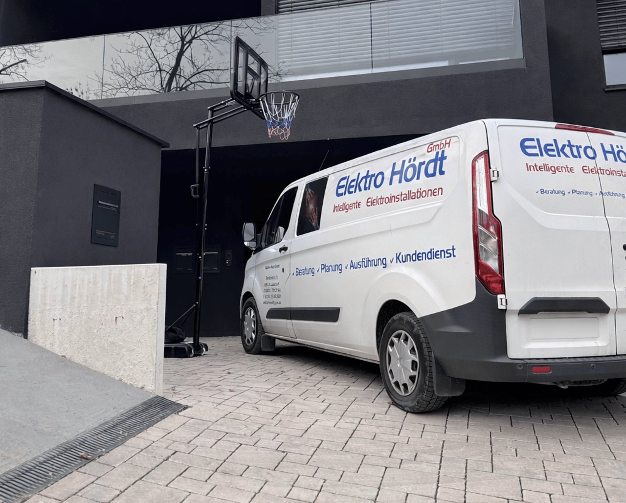 Elektriker bei der Installation einer Zuleitung