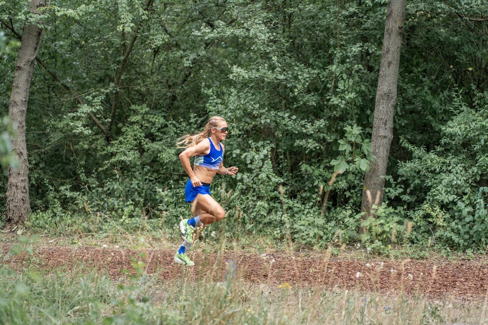 Julia Mayer läuft auf einer der Laufstrecken des Julia Mayer Performance Center im VILA VITA Pannonia