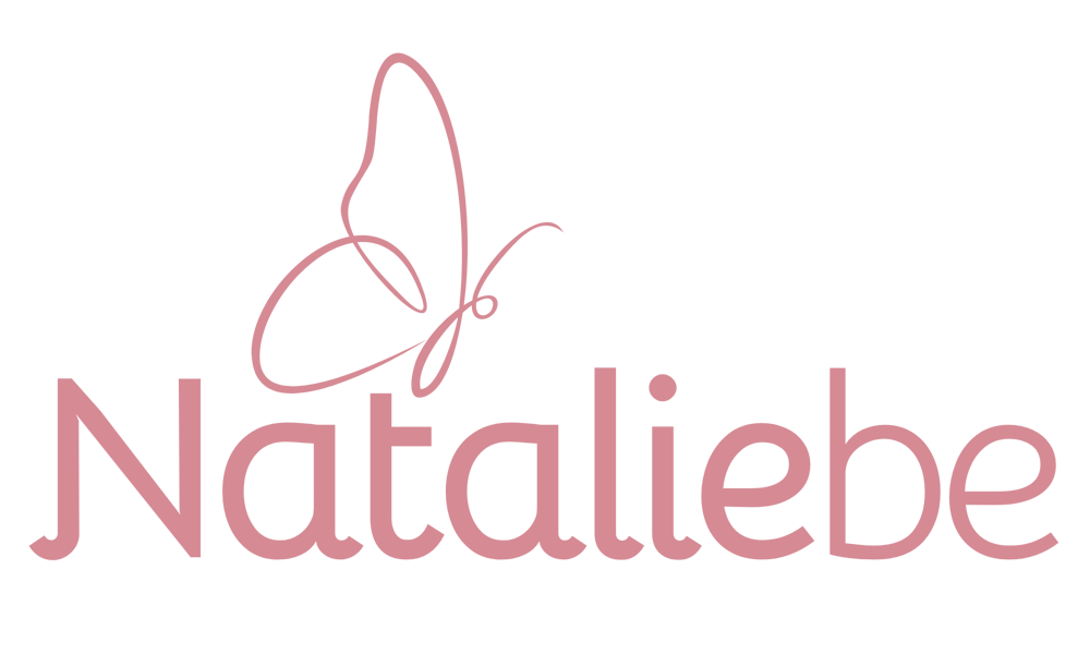 Das Logo „Nataliebe“ in Rosa mit einem Schmetterling über dem Buchstaben „N“.
