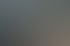 Ein Mann zeigt am Schreibtisch auf einen Monitor, der vier medizinische Röntgenbilder anzeigt.