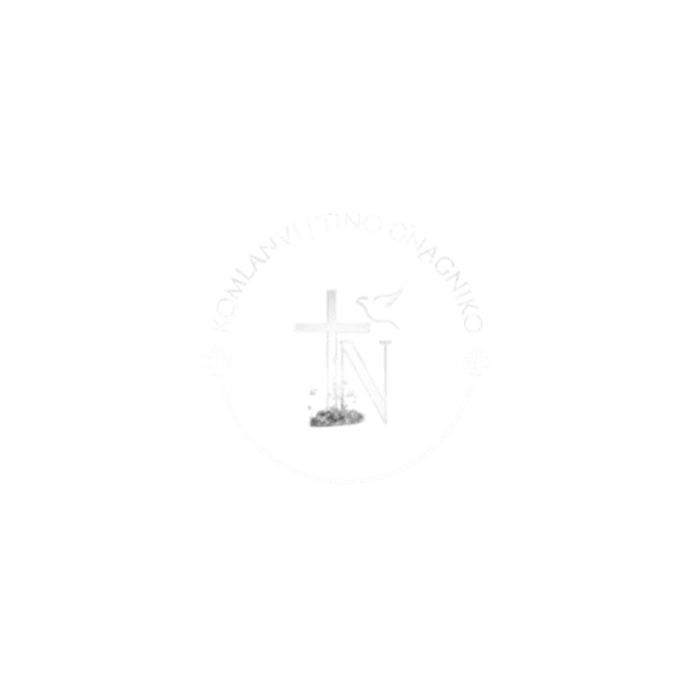 Webdesign München TN Production -Weißes  Logo mit Kreuz, Buchstabe "N", Taube, zwei Pluszeichen und Text "KOMLÁNVI | TIND GNAOKILO" auf grünem Hintergrund.