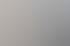 Mann im hellblauen Hemd sitzt am Schreibtisch und schreibt auf ein Blatt Papier.