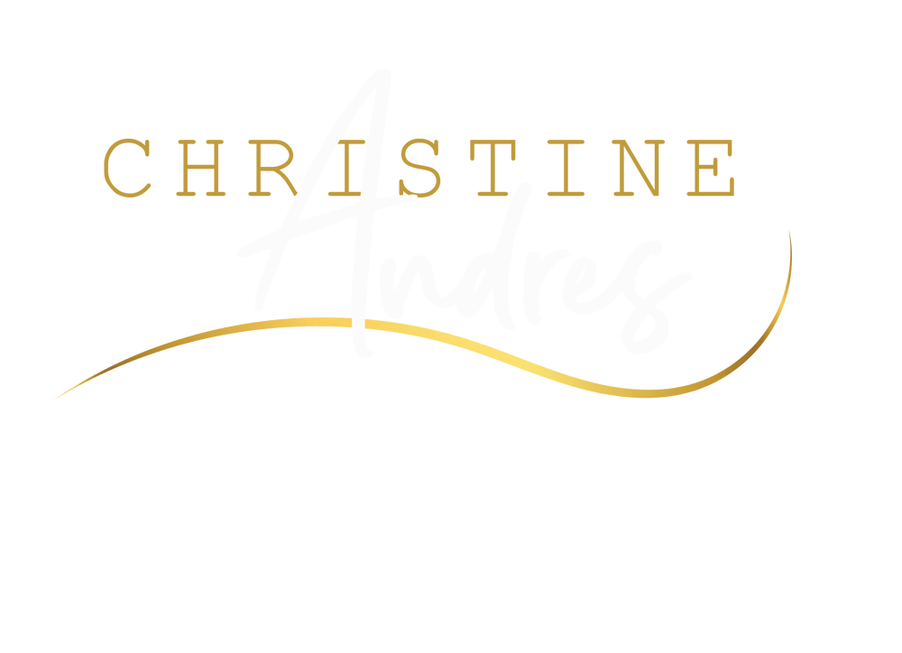 Logo Christine Andres in Gold und Weiß auf grünem Hintergrund, mit geschwungener Linie.