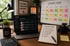 Arbeitsplatz mit Laptop, Kamera und Whiteboard zur YouTube Content-Planung mit Post-its und Strategie-Notizbuch.