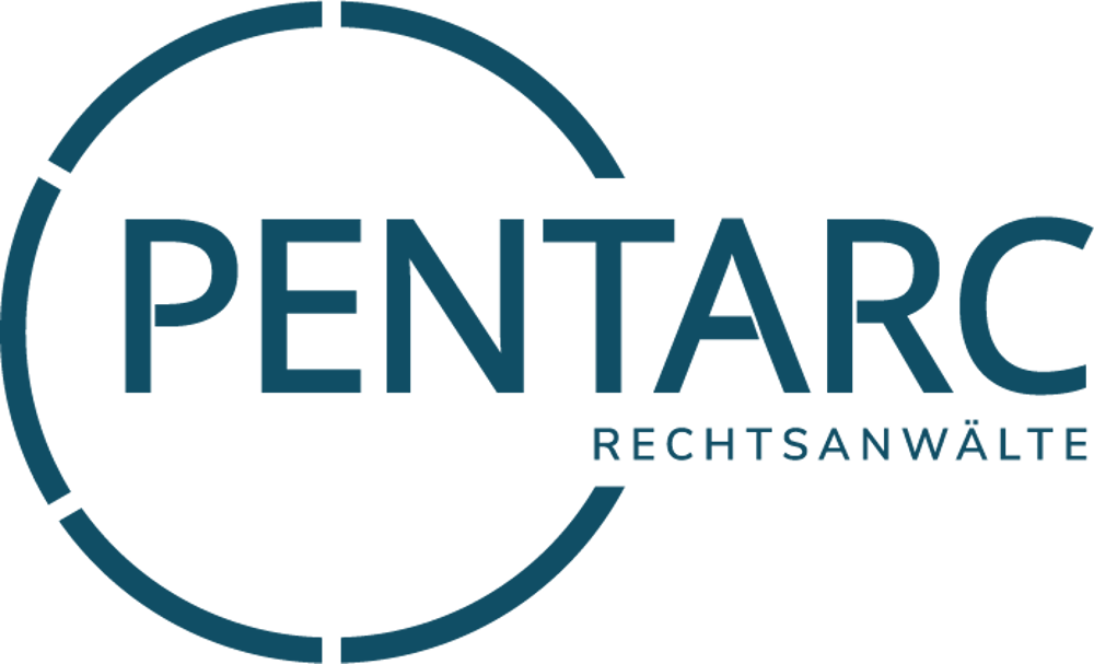 Blaues PENTARC RECHTSANWÄLTE Logo in einem unvollständigen Kreis auf dunkelgrünem Hintergrund.