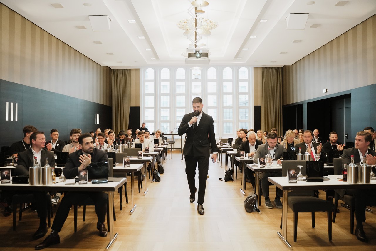 Burak Dilek am Mikrofon