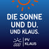 Orangefarbene Sonne über blauem Hintergrund mit weißem Text: "DIE SONNE UND DU. UND KLAUS. PV KLAUS"