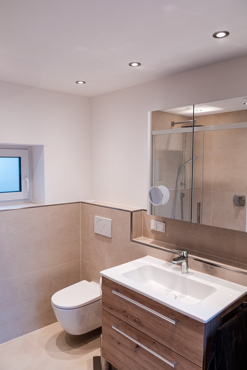 Modern saniertes Badezimmer
