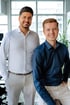 Veen & Falke GmbH Mitarbeiter optimiert am Laptop eine Marketing-Kampagne zur Gewinnung von qualifiziertem Fachpersonal und Privatpatienten für Ärzte, Zahnärzte und medizinische Praxen.