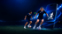 Fußballspieler und Fußballspielerin trainieren  und machen Techniktraining