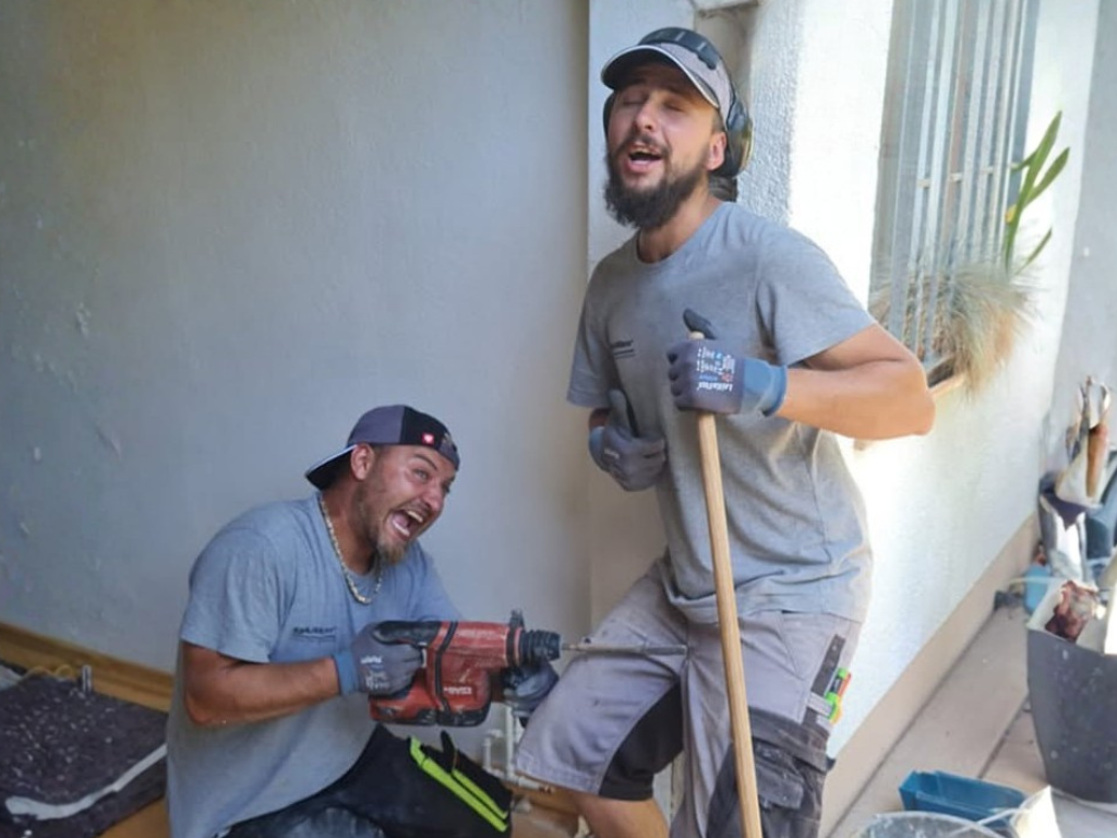 Zwei Monteure mit Spaß bei der Arbeit
