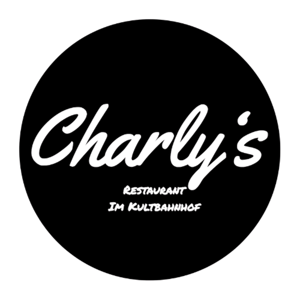 Logo: Grüner Schriftzug "Charly's", darunter "RESTAURANT" und "IM KULTZBAHNHOF" auf schwarzem Kreis.